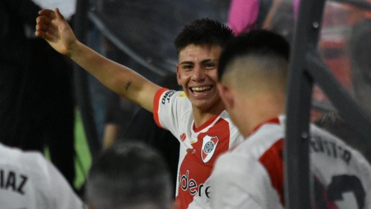 Claudio Echeverri. El Diablito chaqueño tiró una bomba en pleno festejo de River Plate tras ganarle a Rosario central 2 a 0. Claudio Echeverri. El Diablito chaqueño tiró una bomba en pleno festejo de River Plate tras ganarle a Rosario central 2 a 0.