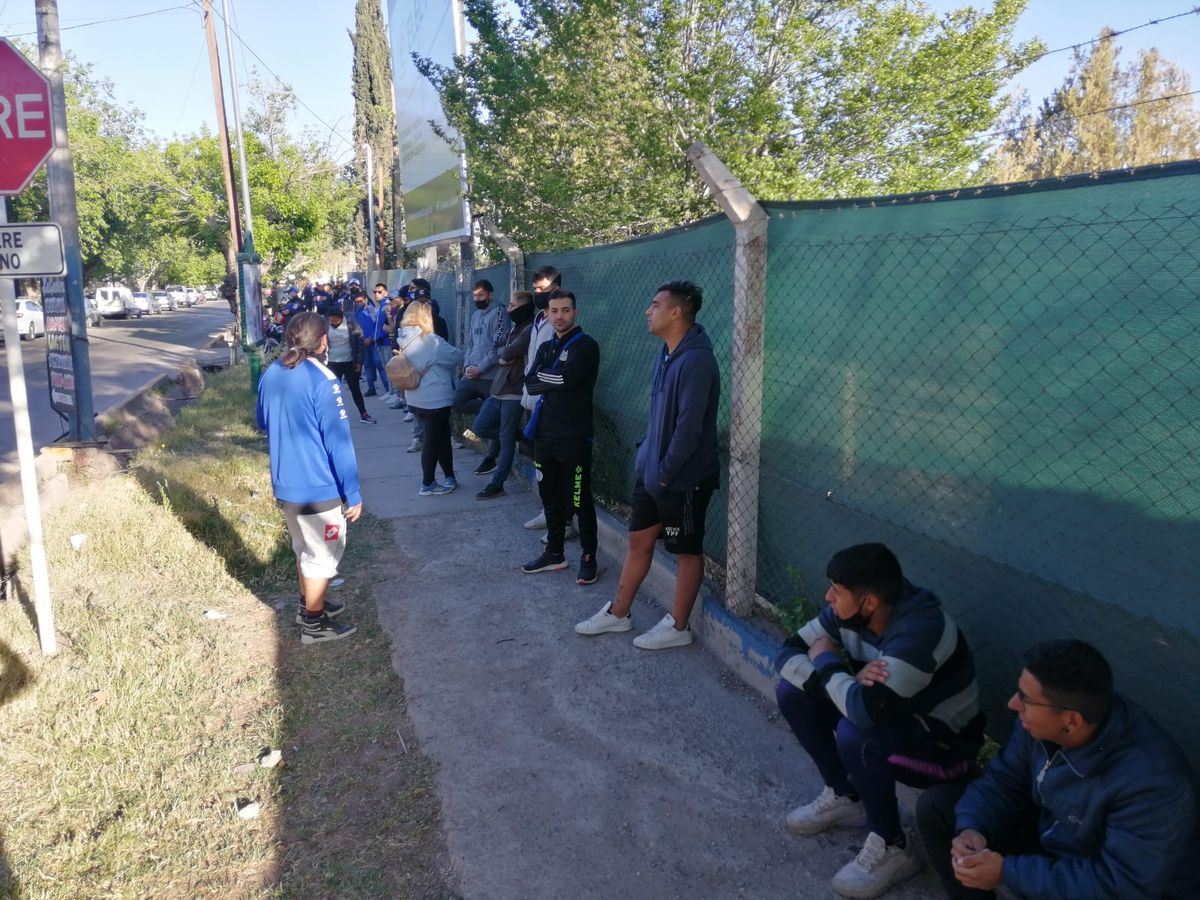 Fútbol con público: largas filas desde la madrugada por una entrada para ver Godoy Cruz 
