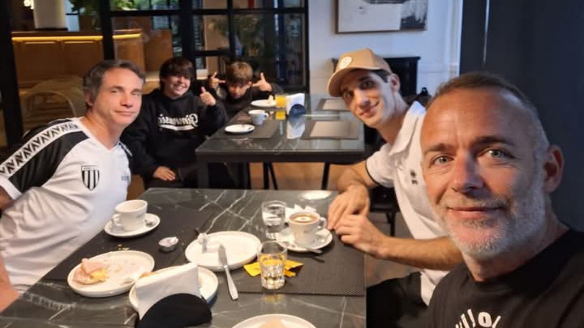 El céntrico Shopping Patio Olmos tuvo la visita de muchos hinchas del Lobo, que esperan la final del Reducido, soñando con el ascenso a Primera. El céntrico Shopping Patio Olmos tuvo la visita de muchos hinchas del Lobo, que esperan la final del Reducido, soñando con el ascenso a Primera.