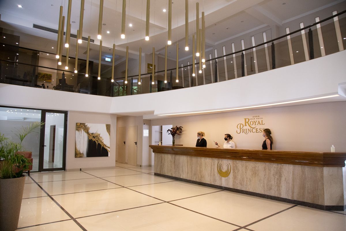 El edificio, perteneciente a la familia Muratti, de larga tradición hotelera, cuenta con ocho pisos y 118 habitaciones.