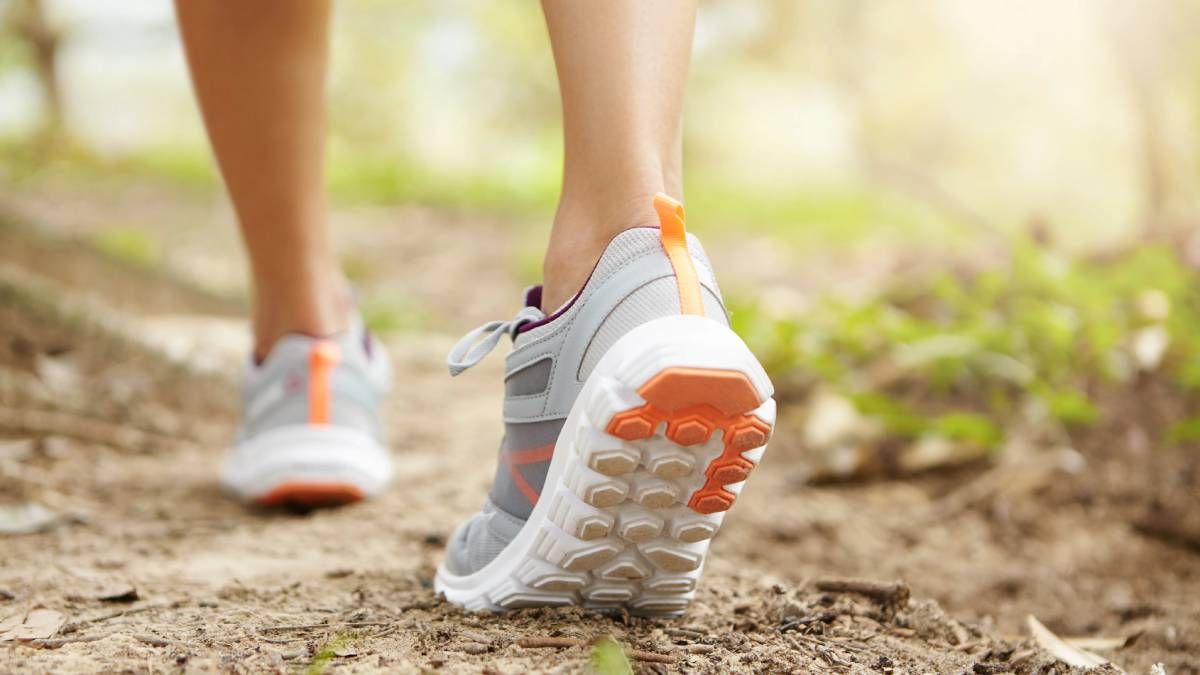 Las caminatas son un gran ejercicio para bajar de peso rápido.