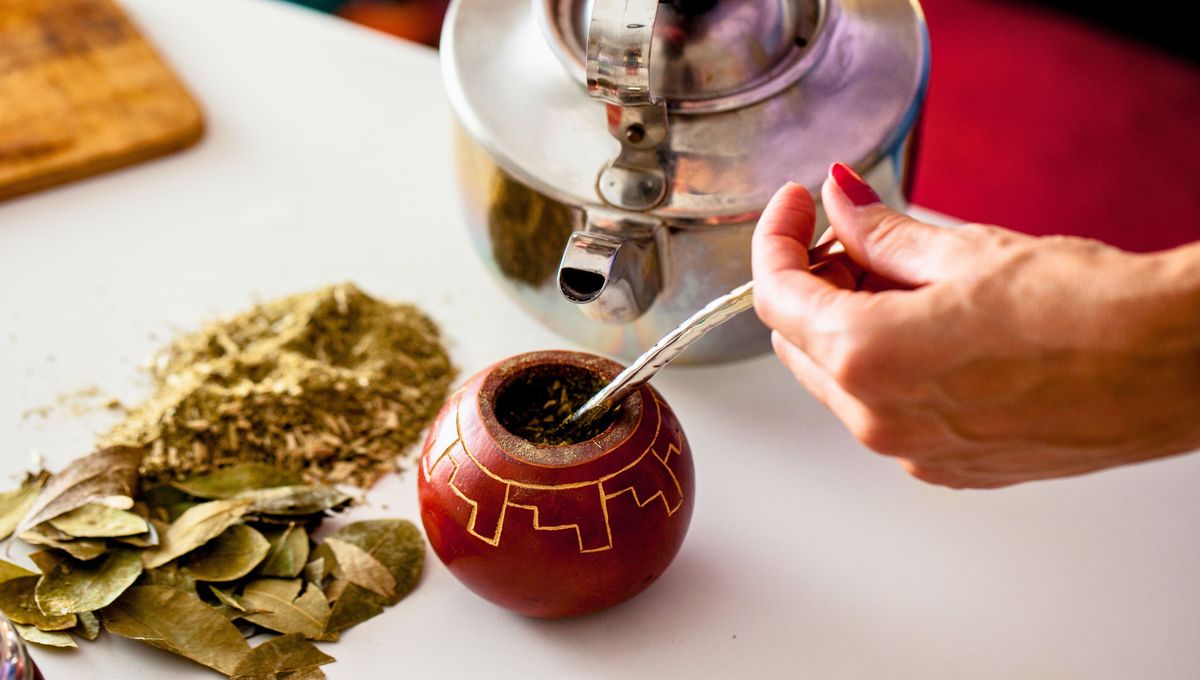 El agua, cuando es muy dura, deja sarro en las paredes del metal.