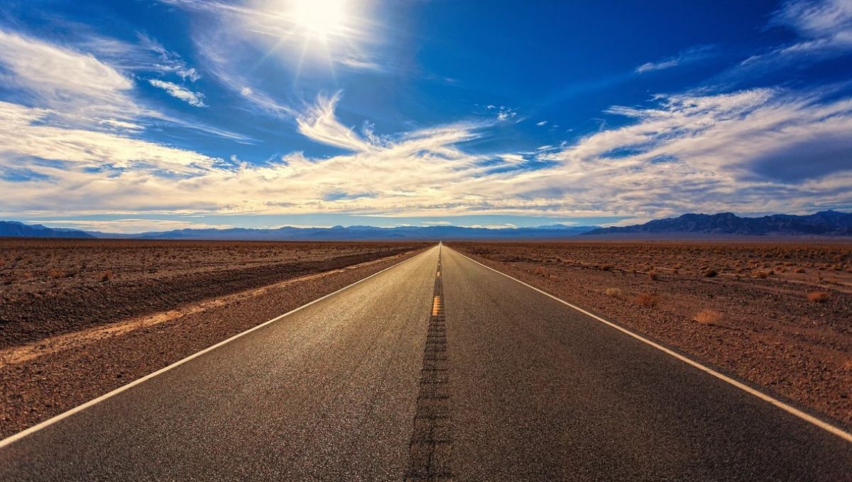La ruta recta más larga del planeta Tierra: 240 kilómetros sin una sola curva en mitad del desierto