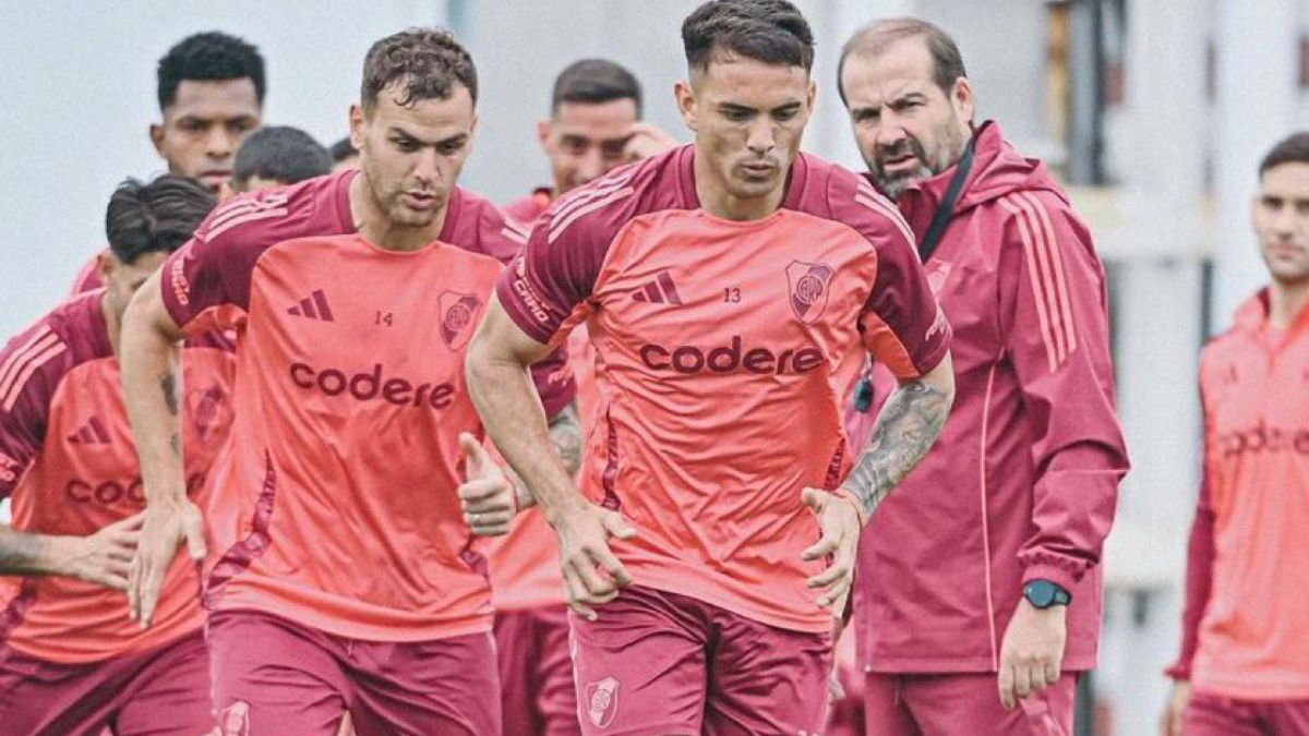 Este viernes Enzo Díaz no pudo terminar el entrenamiento en el predio de River Plate en Ezeiza por las molestias que le generó la lesión que lo tendrá parado por varias fechas. Este viernes Enzo Díaz no pudo terminar el entrenamiento en el predio de River Plate en Ezeiza por las molestias que le generó la lesión que lo tendrá parado por varias fechas.