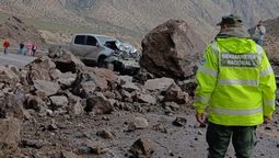 Así quedó la camioneta que fue aplastada por una roca durante el accidente en alta montaña.