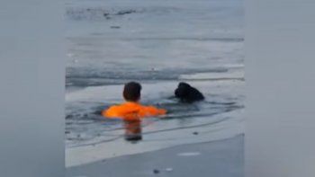 Se tiró a un lago congelado para rescatar a un perro