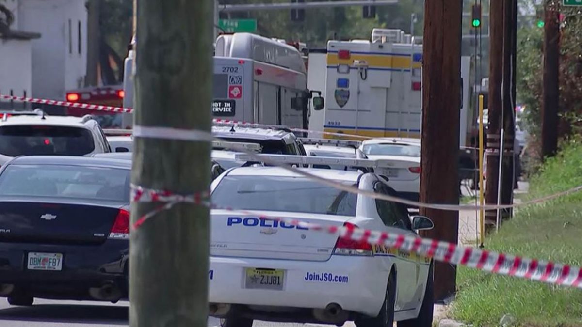 Tiroteo en Florida: un hombre atacó una tienda, mató a tres afroamericanos y fue abatido por la policía local Tiroteo en Florida: un hombre atacó una tienda, mató a tres afroamericanos y fue abatido por la policía local