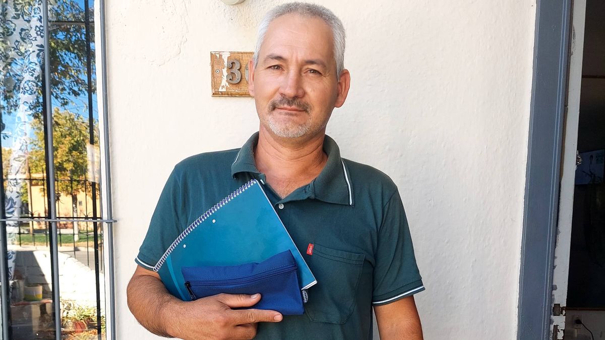 Primer día de clases en la escuela de adultos. Es un alumno brillante, señalan sus docentes. Primer día de clases en la escuela de adultos. Es un alumno brillante, señalan sus docentes.