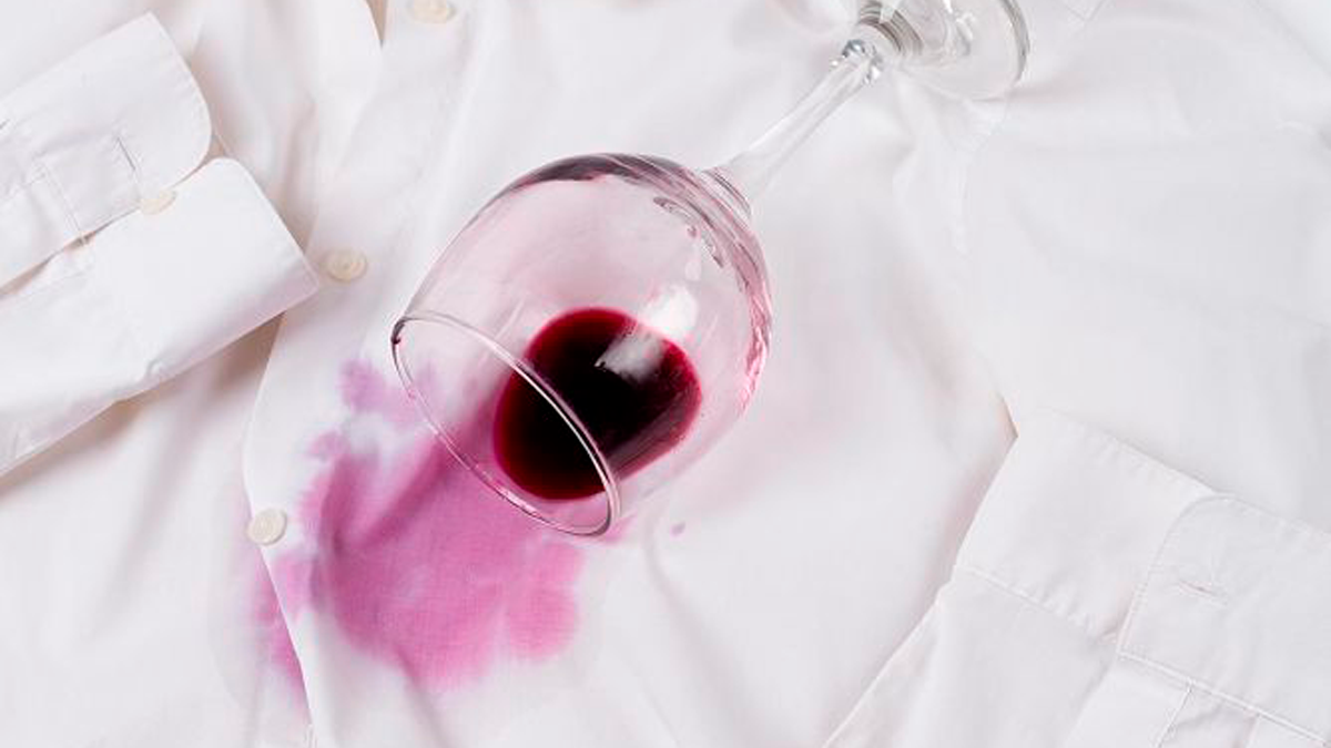 Hay remedios caseros que eliminan por completo las manchas de vino de la ropa.