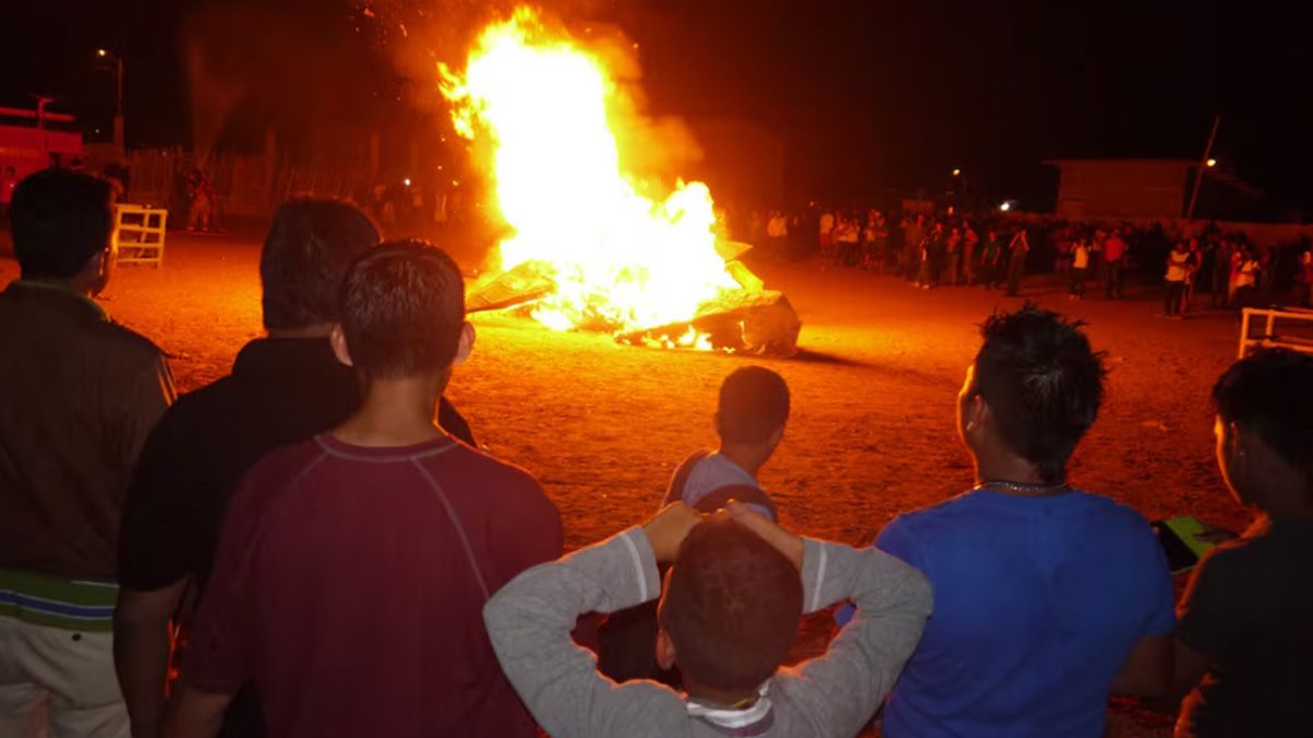 Quemar "años viejos" es una tradición que se realiza en países de América Latina, como Ecuador, Colombia, Perú y Venezuela Quemar "años viejos" es una tradición que se realiza en países de América Latina, como Ecuador, Colombia, Perú y Venezuela