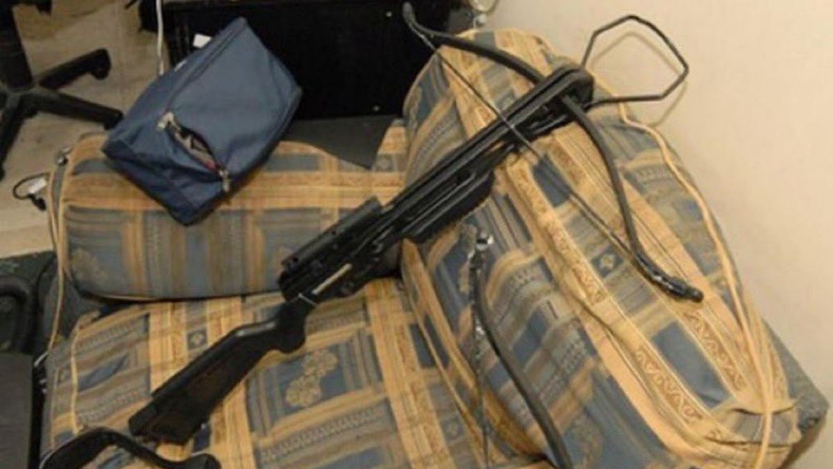 La ballesta que encontraron en el departamento del asesino serial. La ballesta que encontraron en el departamento del asesino serial.
