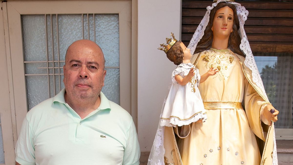 Vendimia 2023: Humberto Capella junto a la imagen de la Virgen de la Carrodilla.