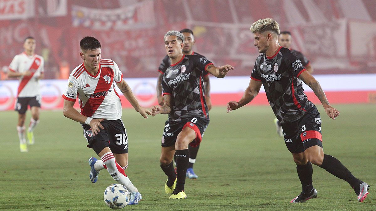 Franco Mastantuono es marcado por dos jugadores del Guapo. Franco Mastantuono es marcado por dos jugadores del Guapo.