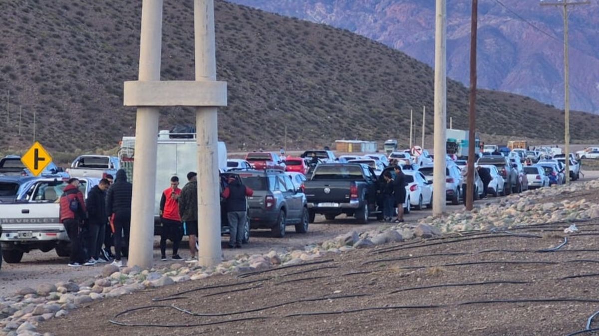 La cantidad de autos que se juntaron en Uspallata para poder cruzar a primera hora de este viernes por el Paso Cristo Redentor. La cantidad de autos que se juntaron en Uspallata para poder cruzar a primera hora de este viernes por el Paso Cristo Redentor.