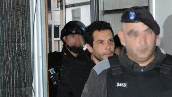 Declaró la mujer apuñalada por su pareja, quien en la fuga mató a dos policías