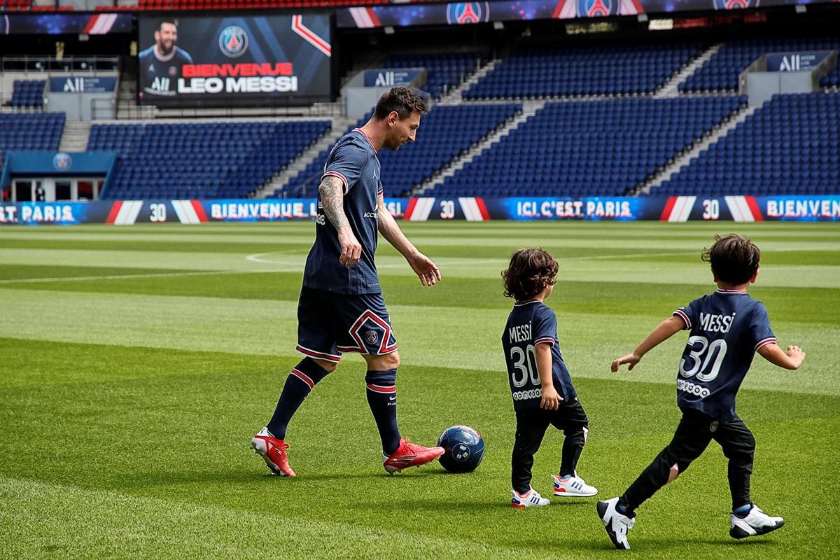 El debut de Lionel Messi en el PSG fue jugando con sus hijos en el Parque de los Príncipes.