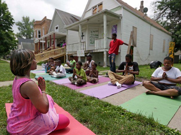 Usan el yoga contra la violencia