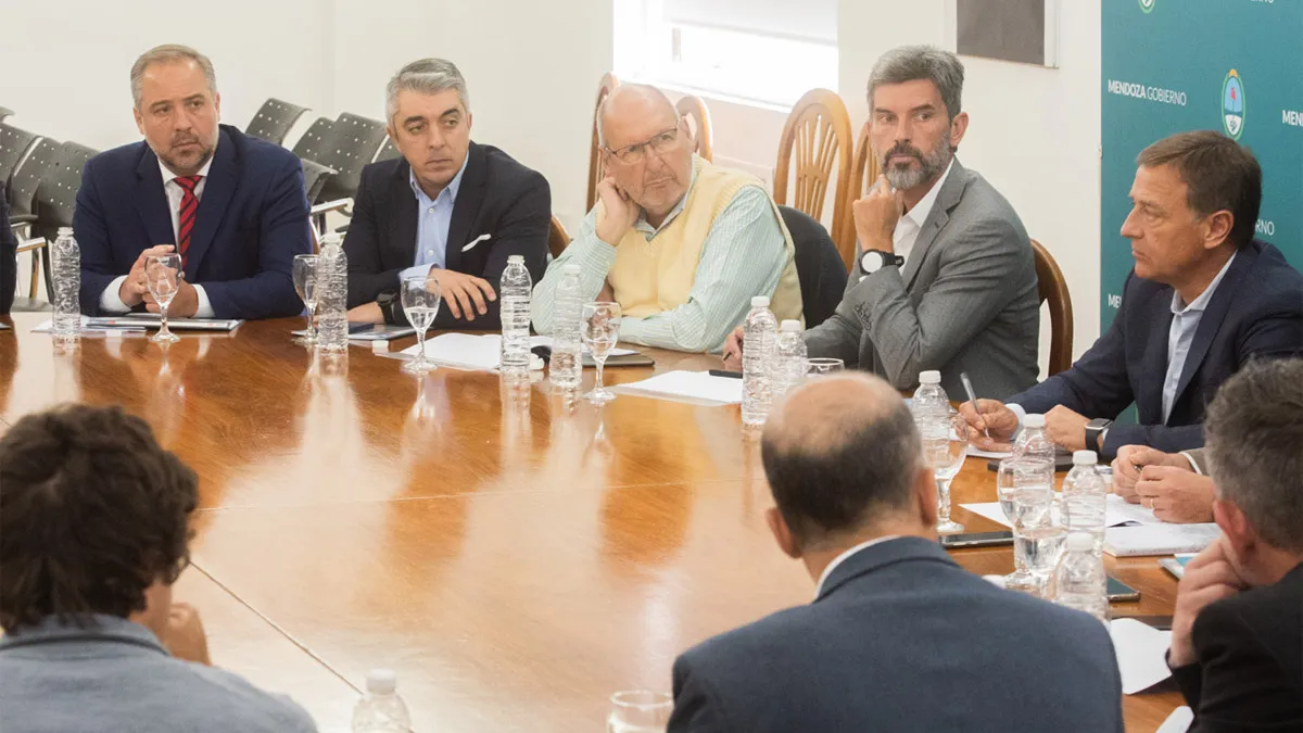 Suarez y el titular de AYSAM Alejandro Gallego expusieron el proyecto ante los intendentes del Gran Mendoza.