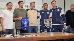 El intendente de la Ciudad de Mendoza, Ulpiano Suarez posa con Antonini y Mondino, del Lobo y con Villa y Studer, de la Lepra. También está en la foto el Beto Rez Masud.