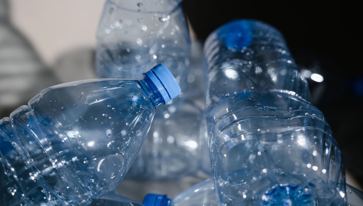 Botellas de plástico. Botellas de plástico.