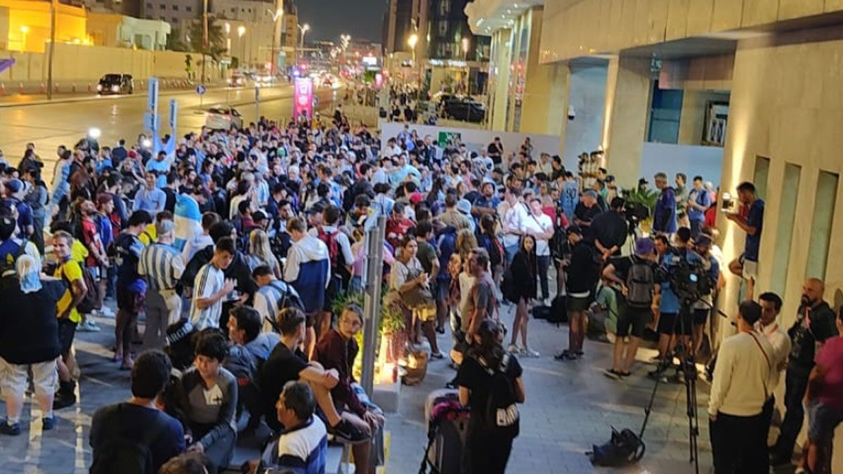 Mucha gente y un clima de tensión hubo en la puerta del hotel