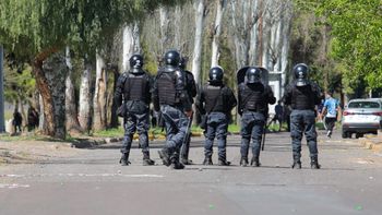 Caos, disparos y piedrazos en el Acceso Este tras el accidente del camión lleno de carne