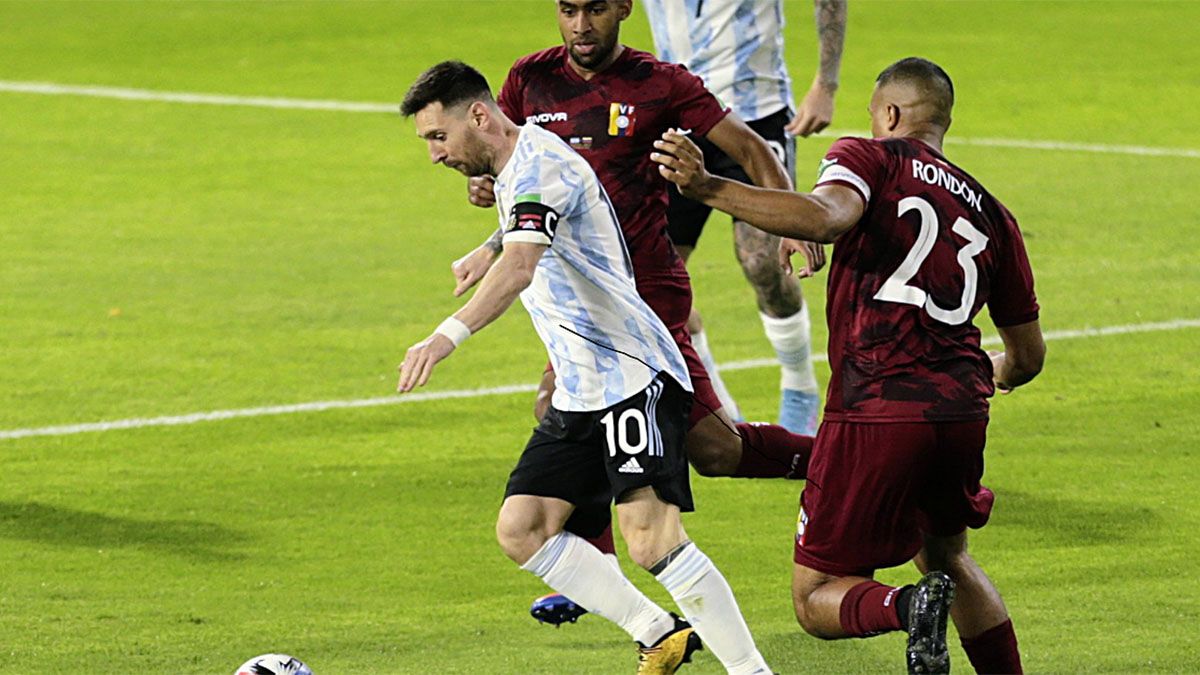 Argentina goleó a Venezuela en el último partido de local en las Eliminatorias de Qatar