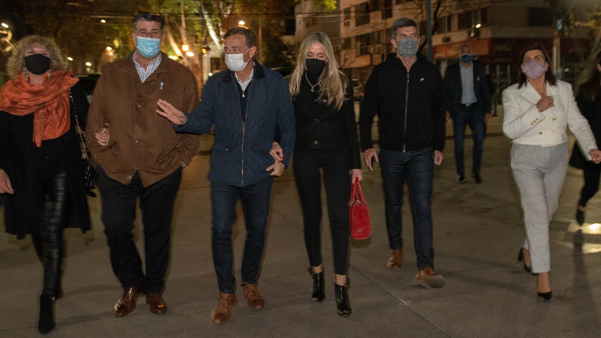 Rodolfo Suarez present&oacute; la renovada fuente de agua de la Plaza Independencia.