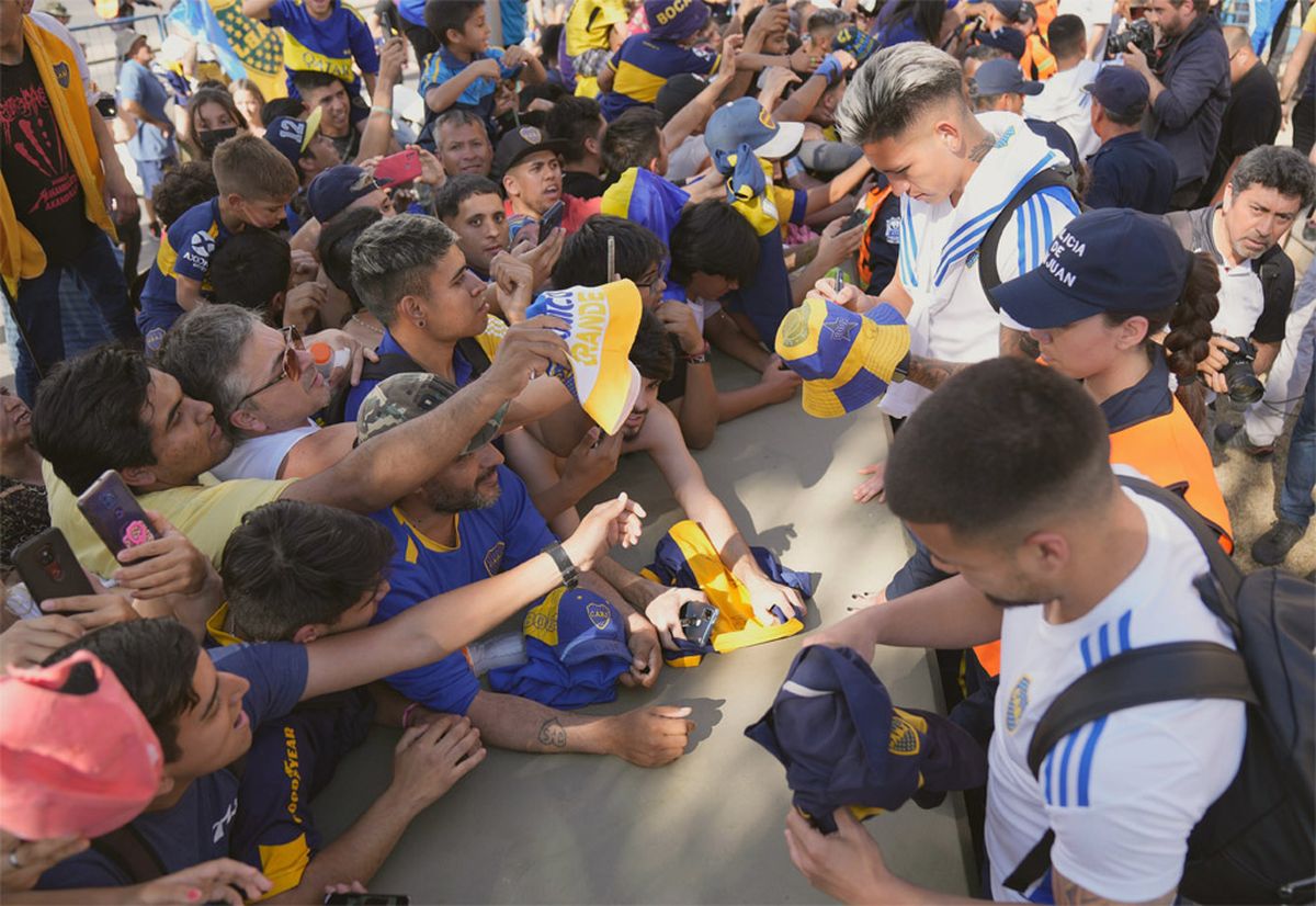 Boca fue recibido por una multitud en San Juan, en la previa del partido ante Patronato, por semifinales de la Copa Argentina.
