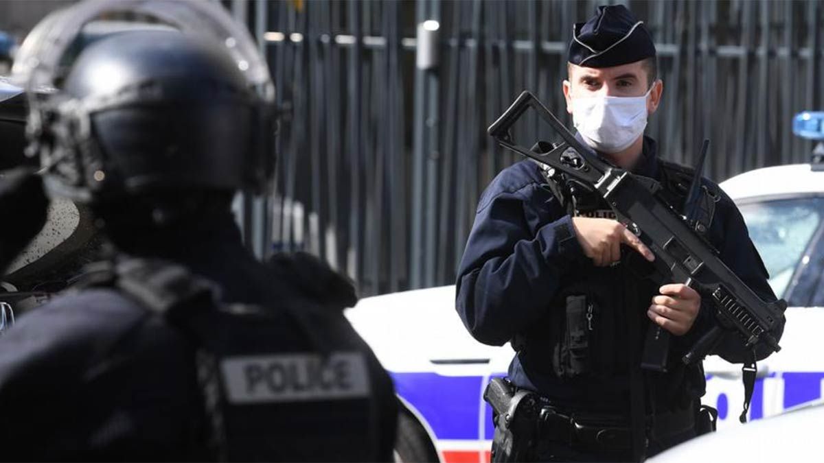 Un hombre decapitó a un profesor en una zona cercana a París.