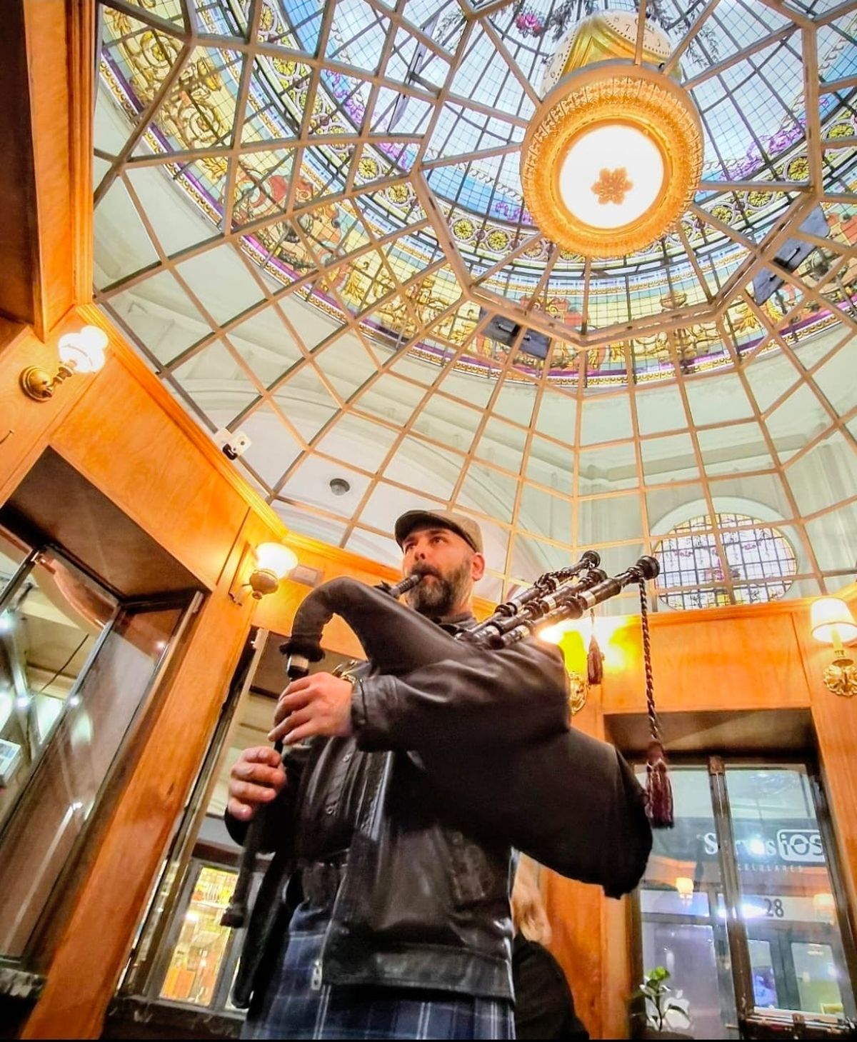 Hace algunos días, un músico tocó con su gaita en el Café Mundial. Hace algunos días, un músico tocó con su gaita en el Café Mundial.