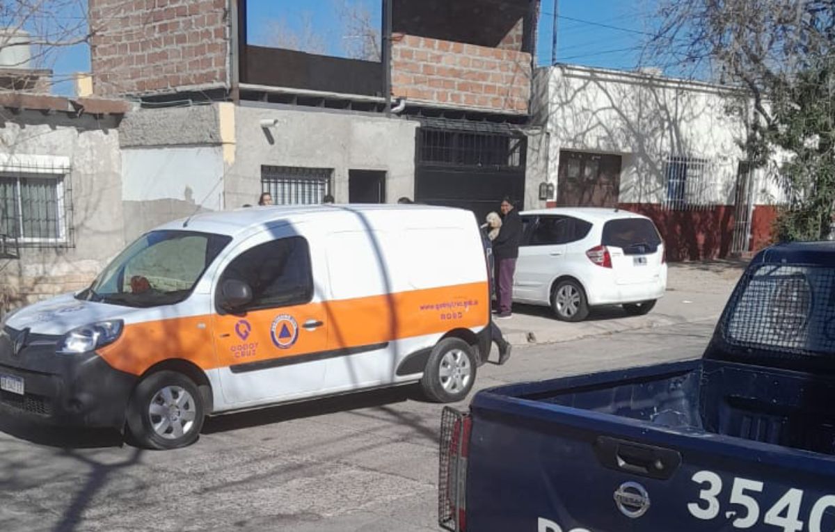 La policía y Defensa Civil trabajan en el lugar.