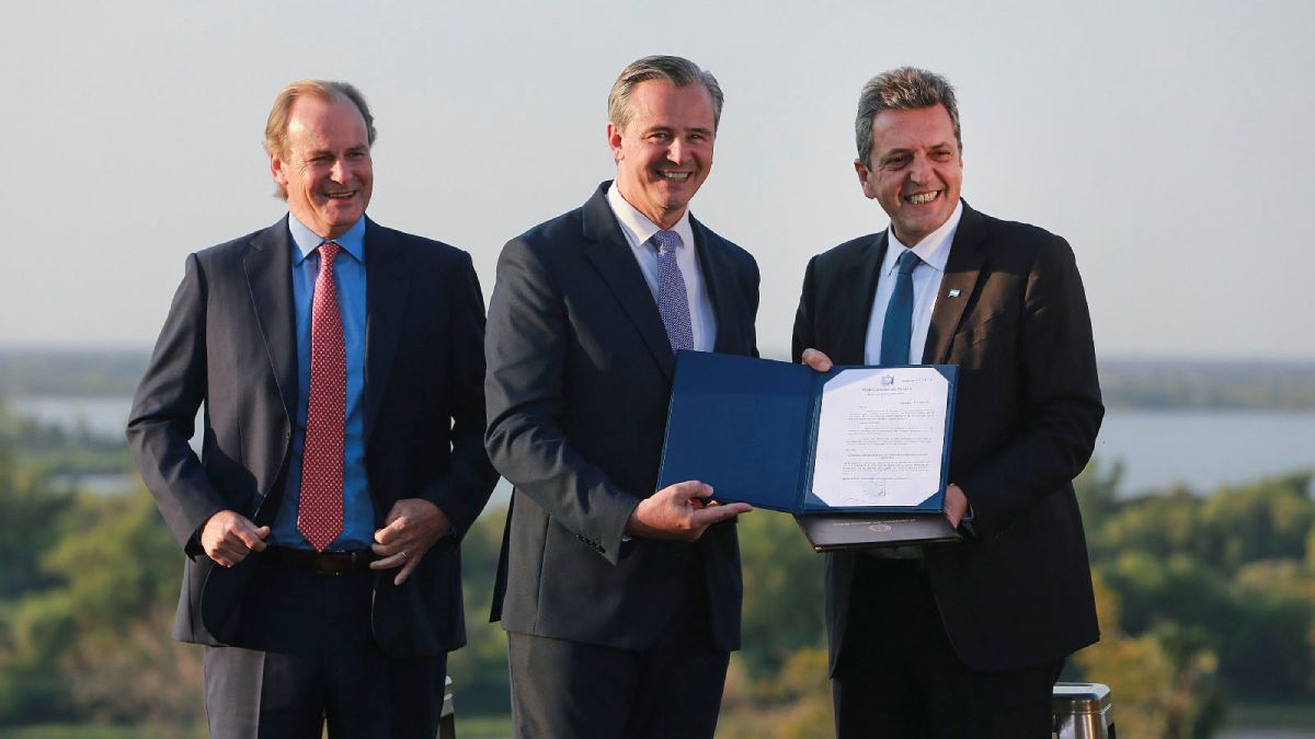 Sergio Massa recibió una distinción a manos del intendente de Paraná, Adán Bahl, y del gobernador de Entre Ríos, Gustavo Bordet, con quienes compartió el lanzamiento del Previaje 5.