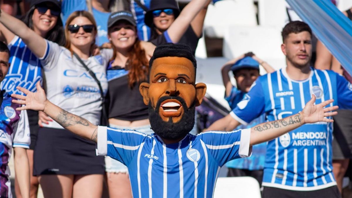 Los hinchas de Godoy Cruz homenajearon al Morro García.