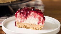 El cheesecake de frutos rojos con base de galletas es una receta fácil y simple para hacer en casa. El cheesecake de frutos rojos con base de galletas es una receta fácil y simple para hacer en casa.