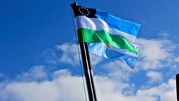 La bandera provincial argentina con 13 estrellas que se distingue de un reino efímero en el sur de Chile La bandera provincial argentina con 13 estrellas que se distingue de un reino efímero en el sur de Chile