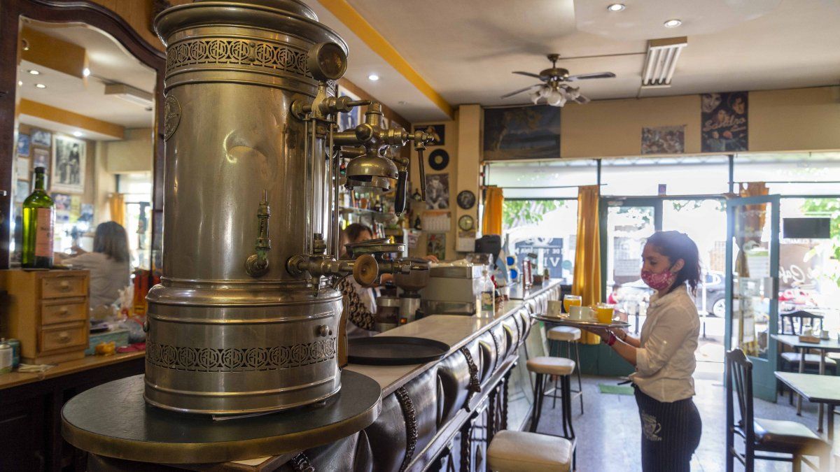 Primer plano para la vieja cafetera que trajo don Alberto para su flamante café y que ahora le da un toque de nostalgia al tradicional bar mendocino.