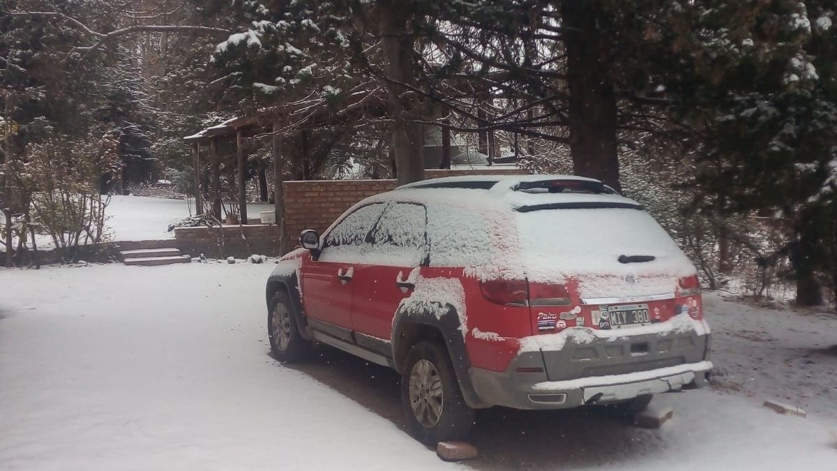 Varias zonas de Mendoza quedaron afectadas por nieve o hielo por las bajas temperaturas, por lo que la DGE y la UNCuyo decidieron suspender las clases para el resto del día. Varias zonas de Mendoza quedaron afectadas por nieve o hielo por las bajas temperaturas, por lo que la DGE y la UNCuyo decidieron suspender las clases para el resto del día.