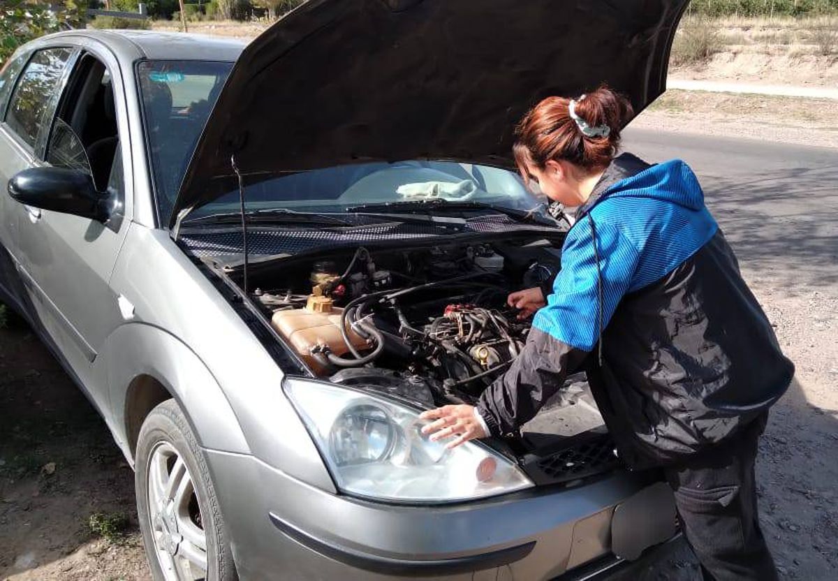 En el taller mecánico familiar adonde trabaja, Camila quiere aplicar sus conocimientos en robótica. En el taller mecánico familiar adonde trabaja, Camila quiere aplicar sus conocimientos en robótica.