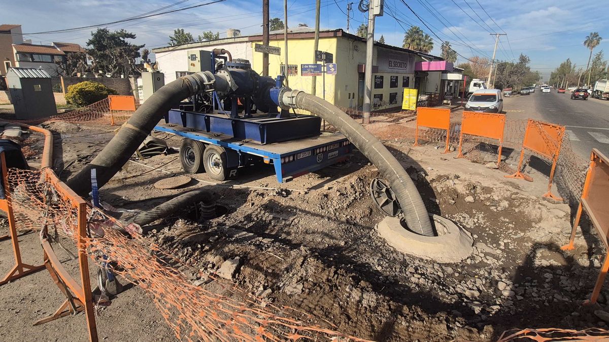 Una empresa de Brasil ya sacó cinco camionadas de ripio para la limpieza del colector que produjo vuecos de líquidos cloacales en Los Corralitos. Foto de Pablo Gamba.