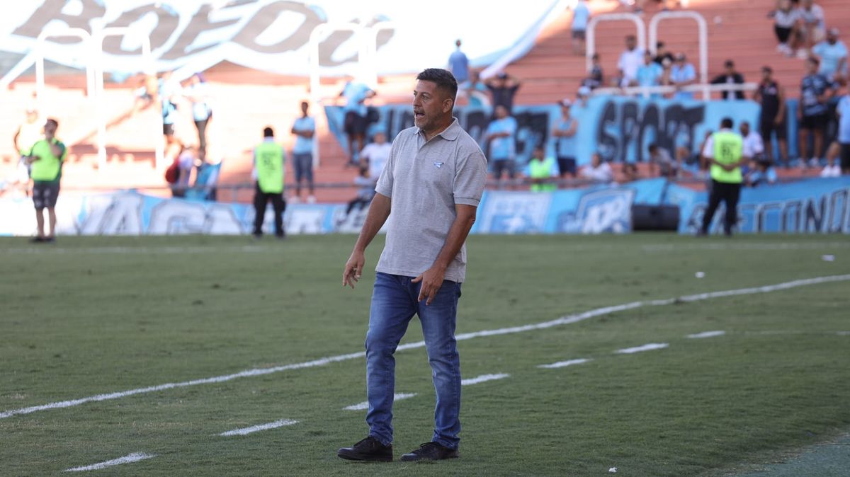 Pablo Jofré es el entrenador de Gutiérrez Sport Club. Pablo Jofré es el entrenador de Gutiérrez Sport Club.