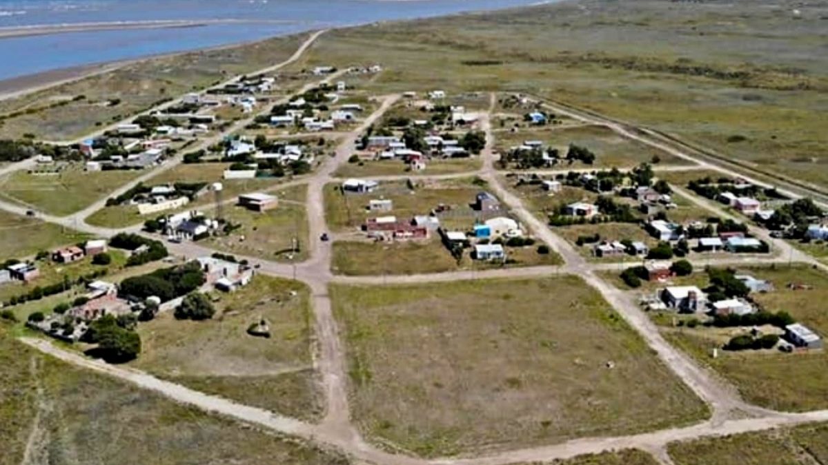 Sólo 25 personas viven en este solitario pueblo al borde del mar.