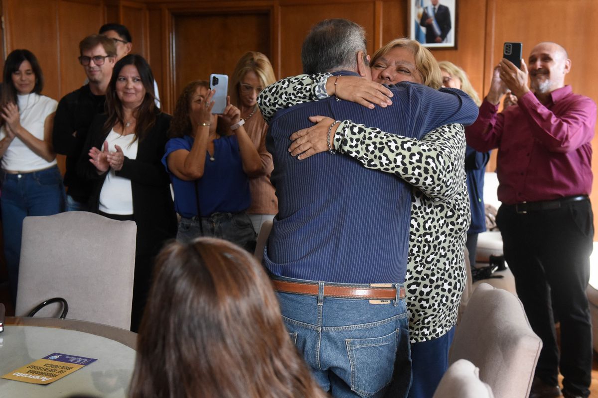 Pilar y uno de los tantos abrazos que esperó durante tantos años. Pilar y uno de los tantos abrazos que esperó durante tantos años.