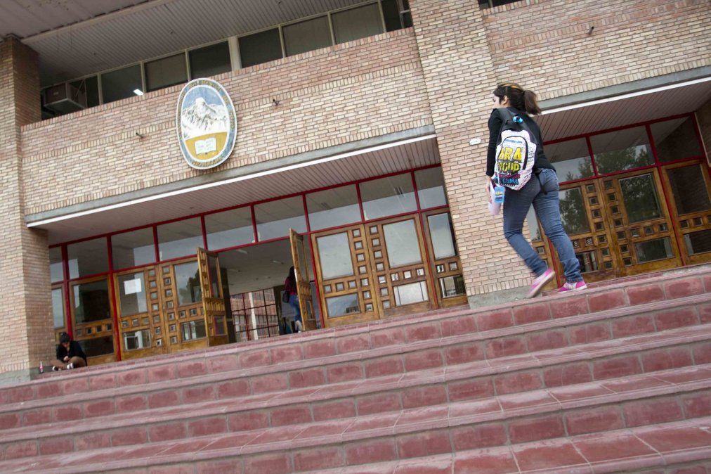 Docentes universitarios cumplen su segunda jornada de paro