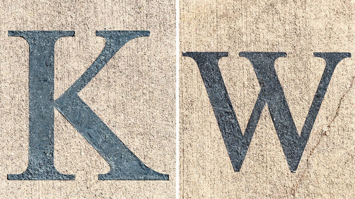 Durante siglos la letra K y W fueron vistas como intrusas, pero hoy las usamos a diario porque ya se incorporaron al abecedario. Durante siglos la letra K y W fueron vistas como intrusas, pero hoy las usamos a diario porque ya se incorporaron al abecedario.