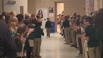 Video: emocionante momento en el que un niño curado de cáncer vuelve a la escuela