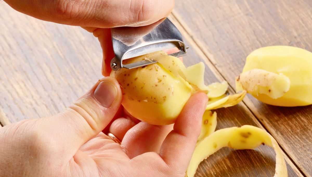 Cómo pelas las papas sin salir lastimado en el intento