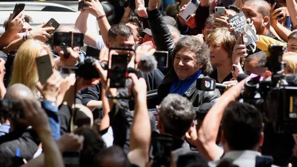 Cual estrella de rock, Javier Milei fue recibido por una multitud este domingo cuando fue a votar. Cual estrella de rock, Javier Milei fue recibido por una multitud este domingo cuando fue a votar.