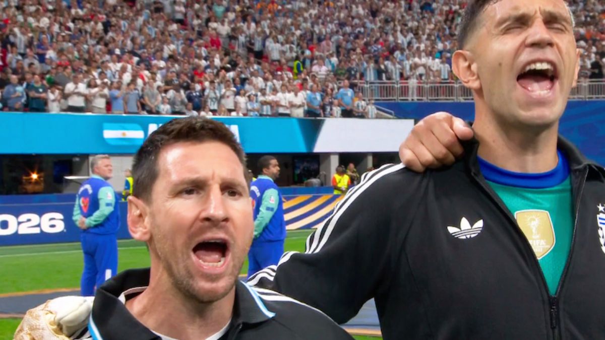 Los jugadores de la Selección argentina cantaron el himno con una euforia pocas veces vista. Aquí Lionel Messi junto al Dibu Martínez. Los jugadores de la Selección argentina cantaron el himno con una euforia pocas veces vista. Aquí Lionel Messi junto al Dibu Martínez.