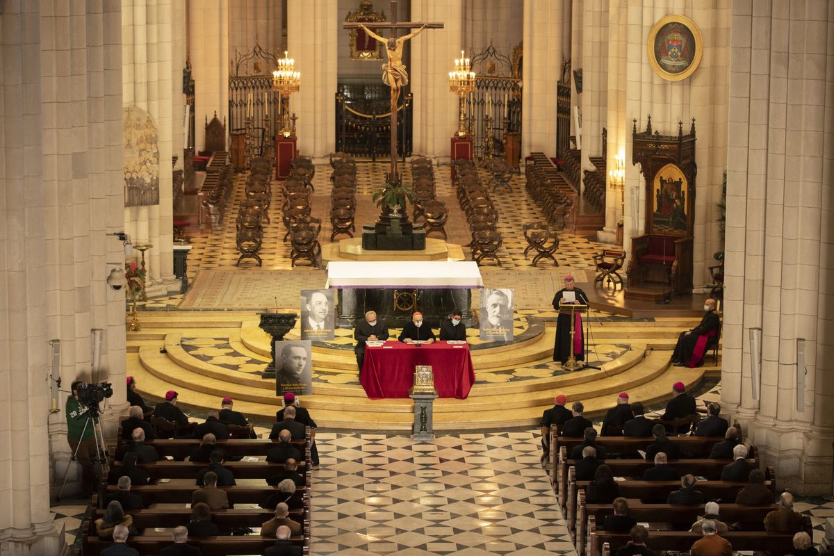El papa es quien confirma finalmente si una persona puede ser canonizada. El papa es quien confirma finalmente si una persona puede ser canonizada.